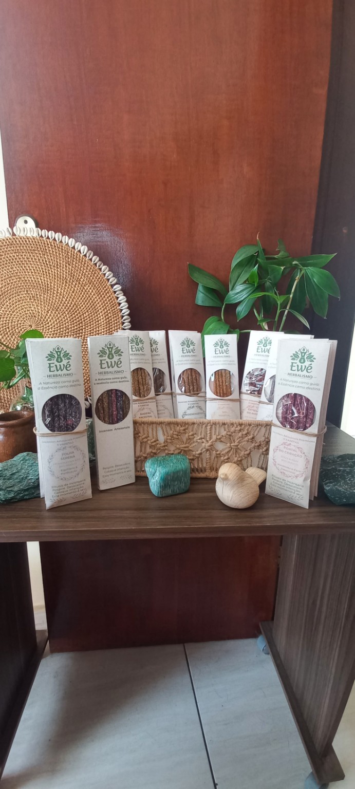 Coleção de incensos artesanais Ewé Herbalismo exposta em caixas