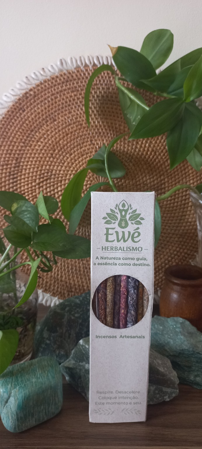 Caixa de incenso artesanal produzido pela Ewé Herbalismo